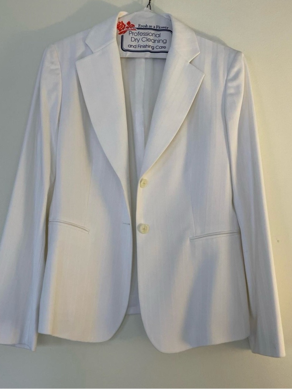 Tahari White Single-Breasted Blazer - Classic Notch Lapel